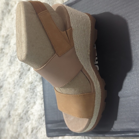 New In Box. Sorel Sandals. Size 8 - Picture 2 of 3